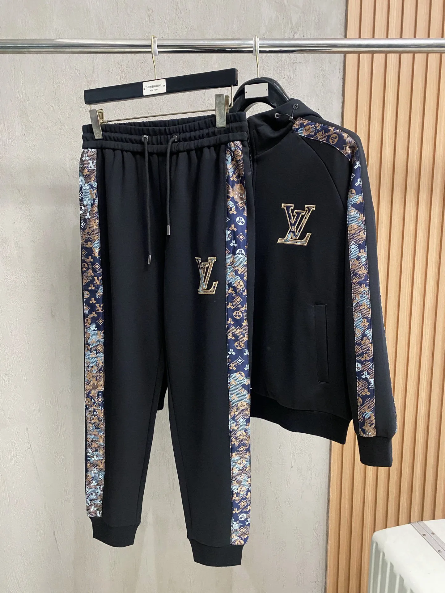 🅿️720 [LV Louis Vuitton] hot-selling suit is coming. Focus on the original version of the official website. 2025 new hot-selling cardigan and sweatshirt suit. The original order is the best. 🇭🇰The meticulous work of top designers. It has a fitting and perfect upper body effect. All-natural high-quality Tencel Roman cotton 100%, close-fitting comfort, noble and elegant! Original hardware embodies elegance and nobility! Counter size: M-3XL (maximum wear up to 190 pounds)